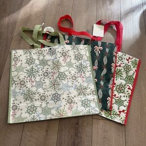 Homegoods TJMaxx Marshalls Christmas Bow Snowflake Prints Tote Bags Set of 3